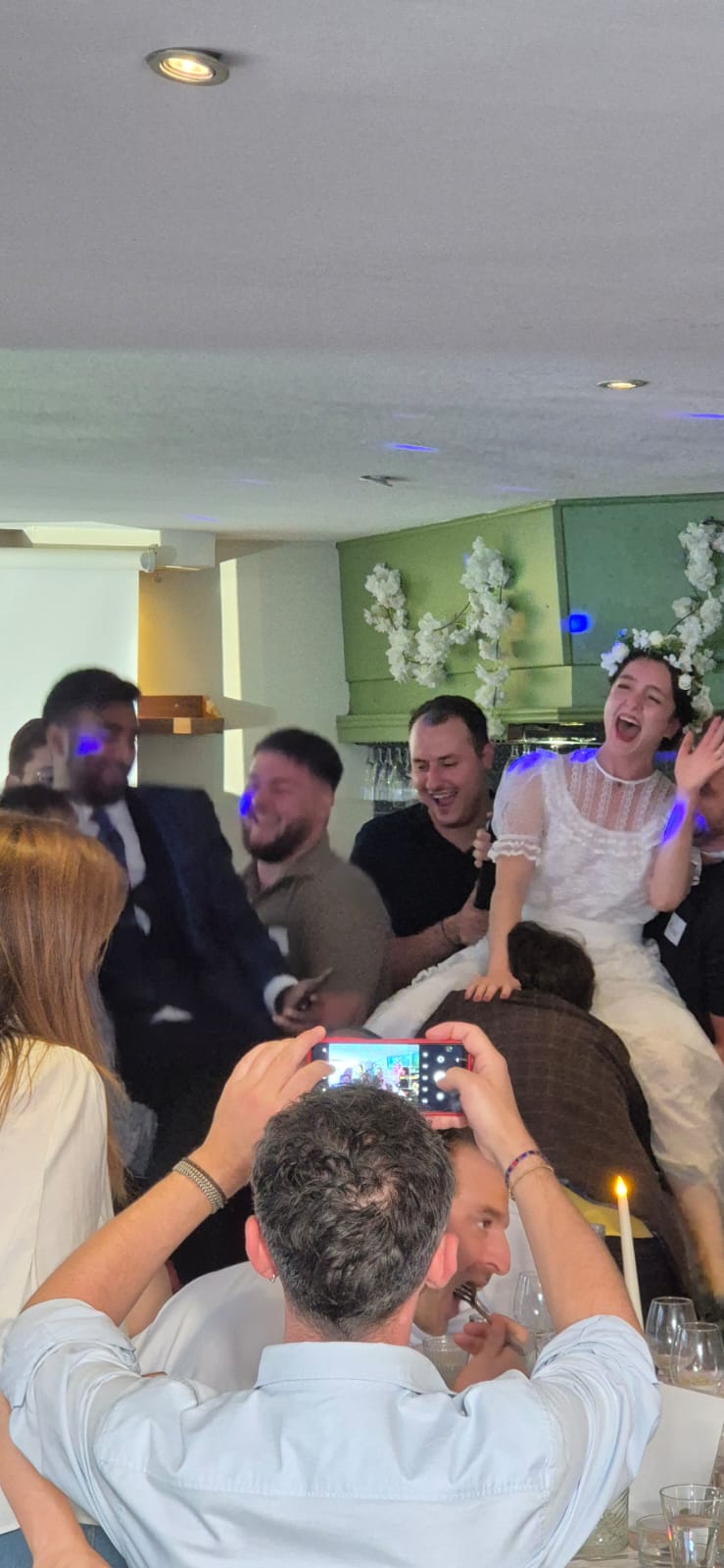 Scène joyeuse du faux mariage immersif avec l’équipe Activ Control